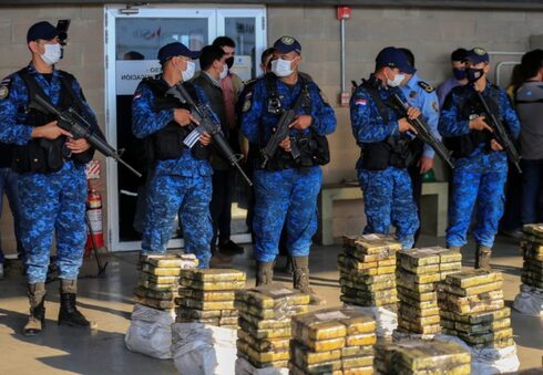 La policía paraguaya custodia la cocaína incautada que tenía como destino Israel. 