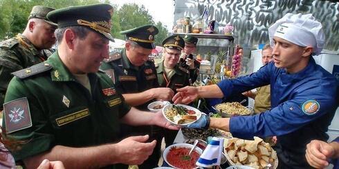 Cocineros de las FDI en un concurso en Rusia.