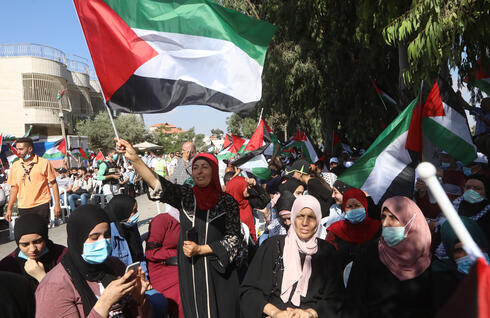 Palestinos protestando contra la normalización de relaciones entre Emiratos Árabes Unidos e Israel.