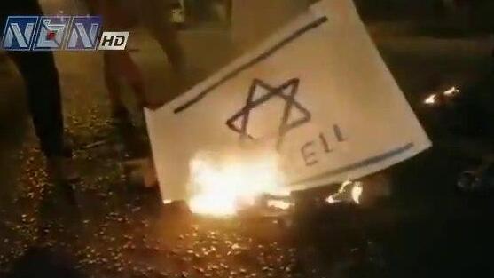 Manifestantes queman bandera de Israel en Jartum.