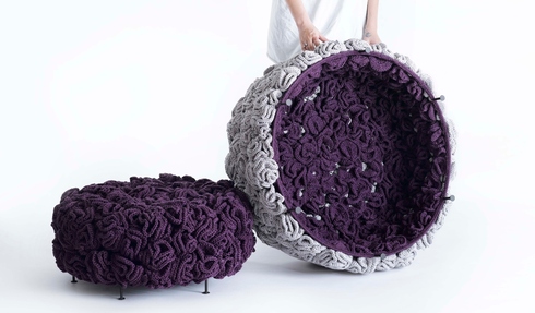 Un puf elaborado con cientos de "flores" tejidas a crochet. 
