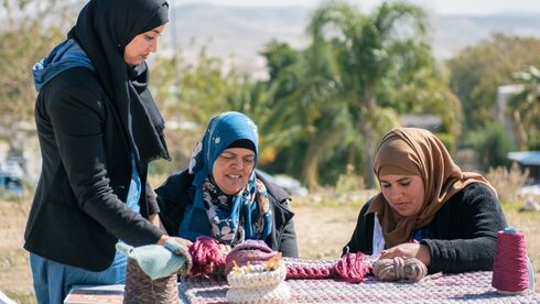 Mujeres beduinas de Israel tejen crochet en el marco del programa social iota Project. 
