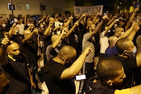 Árabes israelíes protestan frente a la embajada de Francia en Tel Aviv.