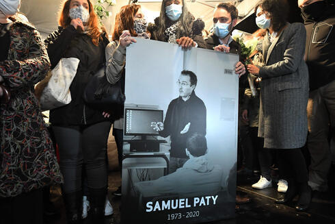 Familiares de Samuel Paty en una ceremonia en homenaje al profesor asesinado.