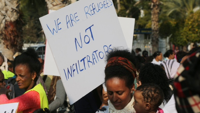 Protesta de solicitantes de asilo de Sudán en Tel Aviv: "Somos refugiados, no infiltrados". 