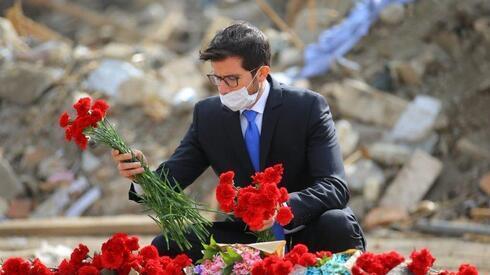 El embajador de Israel en Azerbaiyán deposita una ofrenda de flores en homenaje a las víctimas civiles azeríes del conflicto armado con Armenia.