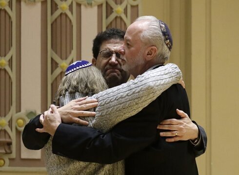 Abrazo entre rabinos de la comunidad Tree of Life de Pittsburgh. 