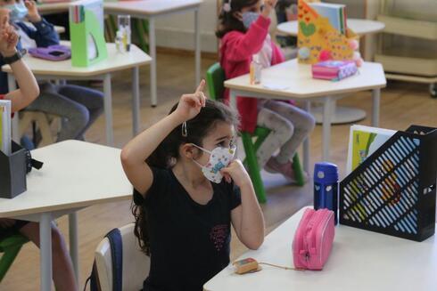 Estudiantes con máscaras en una escuela primaria de Israel. 