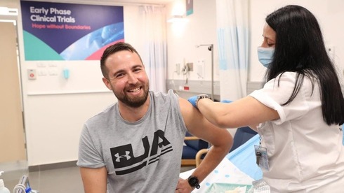 Segev Harel, o primeiro voluntário a receber a vacina, no hospital Sheba. (Ministerio de Defesa) Sagab Harel, o primeiro voluntário a receber a vacina, no Hospital Sheba.