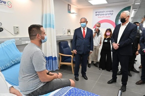Netanyahu, Gantz y el primer voluntario israelí, en el inicio de la primera fase de pruebas de la vacuna. 
