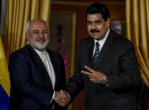 El ministro de Relaciones Exteriores iraní, Mohammad Javad Zarif (izquierda), y el presidente de Venezuela, Nicolás Maduro, durante un encuentro en Caracas en 2016. 