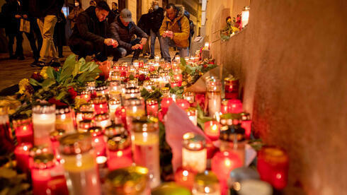 Homenaje a las víctimas del ataque fuera de la sinagoga de Viena.