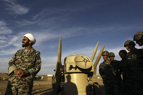 Un clérigo iraní junto a misiles y tropas del ejército durante ejercicios militares en un lugar no revelado en Irán.