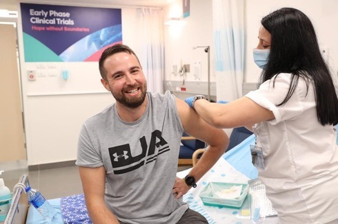 El israelí Segev Harel recibe un prototipo de vacuna. 