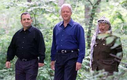 El exprimer ministro israelí Ehud Barak (izquierda), el expresidente de Estados Unidos, Bill Clinton (centro) y el difunto líder palestino, Yasser Arafat, en Camp David en el año 2000.