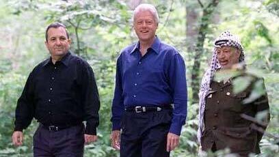El exprimer ministro israelí Ehud Barak (izquierda), el expresidente de Estados Unidos, Bill Clinton (centro) y el difunto líder palestino, Yasser Arafat, en Camp David en el año 2000.