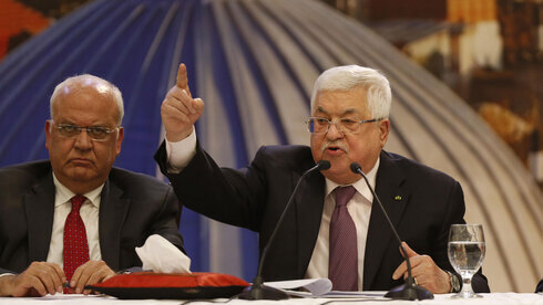 Saeb Erekat junto a Mahmoud Abbas. El presidente de la Autoridad Palestina decretó tres días de duelo. (EPA) Saeb Erakat junto a Mahmoud Abbas para discutir el plan de paz de Estados Unidos en una reunión de la Liga Árabe en El Cairo a principios del 2020.