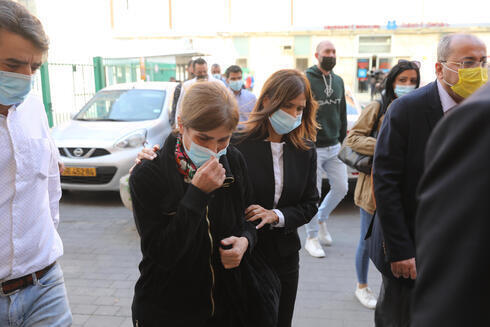 La esposa de Saeb Erekat, Neameh, y su hija Salam llegan al Centro Médico Hadassa, en Jerusalem, después de la muerte del dirigente palestino..