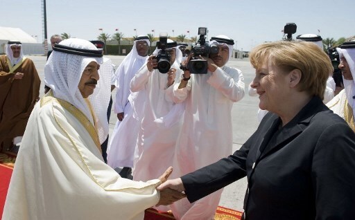 Khalifa bin Salman Al Khalifa junto a Angela Merkel.