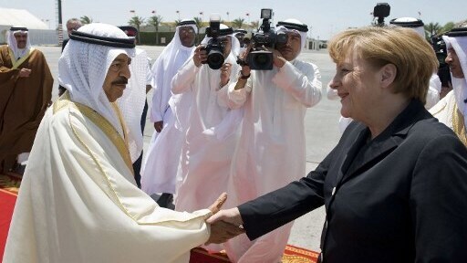 Khalifa bin Salman Al Khalifa junto a Angela Merkel.