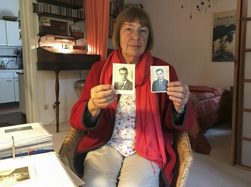 Bárbara Brix muestra dos fotos de su padre Peter Kröger, miembro de un Einsatzgruppen de la SS. 