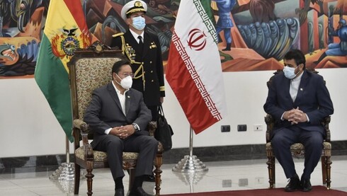 El presidente de Bolivia, Luis Arce (izquierda), conversa con el embajador de Irán, Mortessa Tabreshi. 