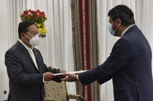 El presidente de Bolivia, Luis Arce (izquierda), recibe las credenciales del embajador de Irán, Moressa Tabreshi.