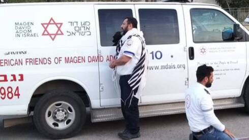 Dos paramédicos del Magen David Adom, uno judío y otro musulmán, rezan en Israel durante el inicio de la pandemia. (@ndvori) Dos paramédicos del Magen David Adom, uno judío y otro musulmán, rezan en Israel durante el inicio de la pandemia.