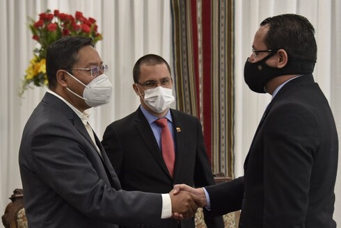El nuevo embajador de Venezuela, Alexander Yanez (derecha), saluda al presidente de Bolivia, Luis Arce.
