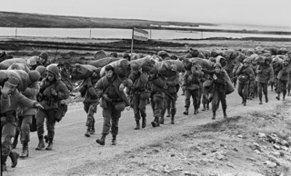 Soldados argentinos llegan a Malvinas, después de haber recuperado las islas el 2 de abril de 1982. 