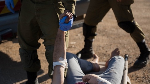 Ayuda humanitaria del Ejército israelí a un civil sirio herido en 2017. 