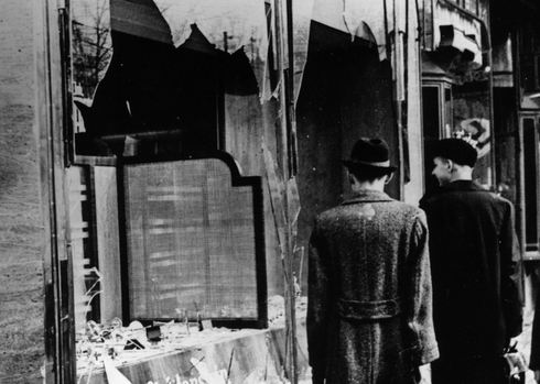 Tiendas judías en Berlín vandalizadas durante el pogromo de 1938. 