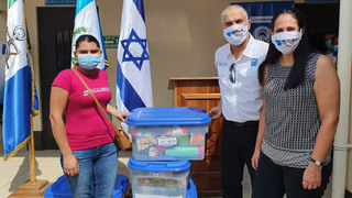 El embajador israelí Mattanya Cohen distribuye ayuda humanitaria en Guatemala.