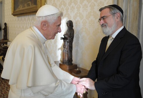 El rabino Jonathan Sacks con el entonces papa Benedicto XVI durante una visita al Vaticano en 2011.