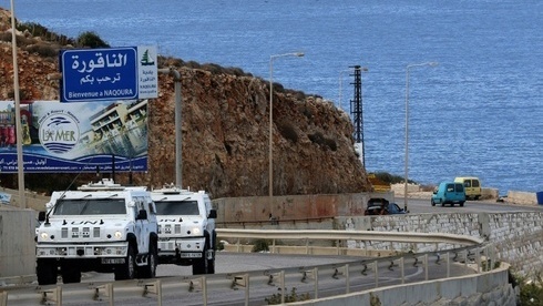 El personal de la fuerza de paz de la ONU patrulla la carretera de la costa cerca de Naqura, última ciudad del Líbano antes de la frontera con Israel. 