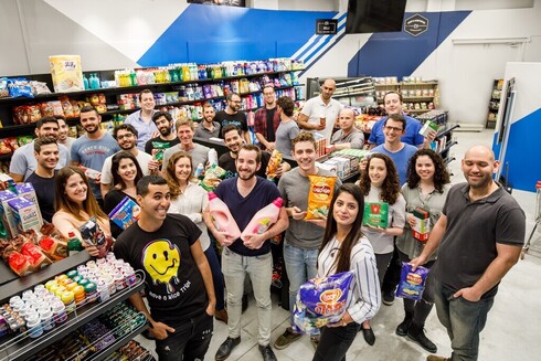 Empleados de Trigo en el supermercado de Tel Aviv donde se llevó a cabo la prueba piloto. (Nir Ben Tzvi) Daniel y Empleados de Trigo en el supermercado de Tel Aviv donde se llevó a cabo la prueba piloto.Gabay, fundadores de Trigo.