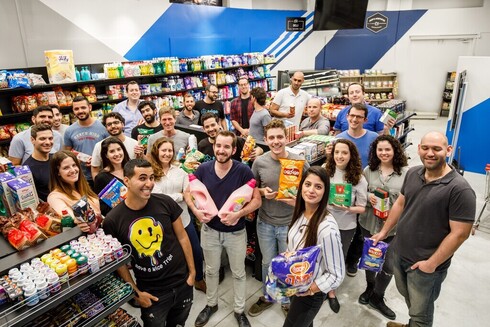 Daniel y Empleados de Trigo en el supermercado de Tel Aviv donde se llevó a cabo la prueba piloto.Gabay, fundadores de Trigo.