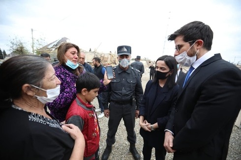 Deek conversa con residentes de la zona bombardeada. 
