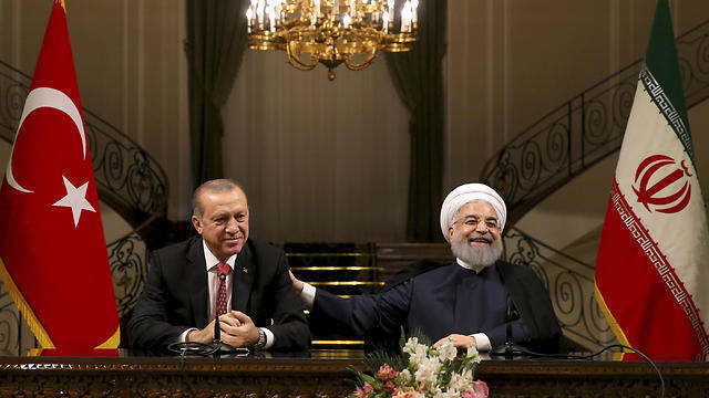 El presidente turco, Recep Tayyip Erdogan, a la izquierda, reunido con su par iraní Hassan Rouhani en Teherán. 