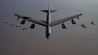 Bombardero B-52, escoltado por aviones F-15 y F16. 