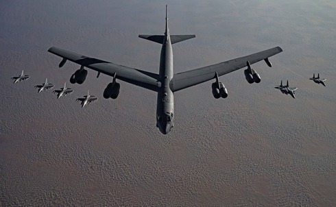 Bombardero B-52, escoltado por aviones F-15 y F16. 