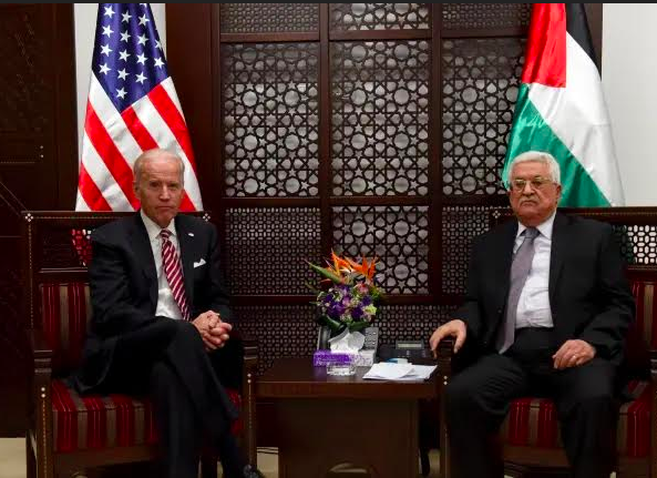 Joe Biden, presidente electo de Estados Unidos, y Mahmoud Abbas, presidente de la Autoridad Palestina. 