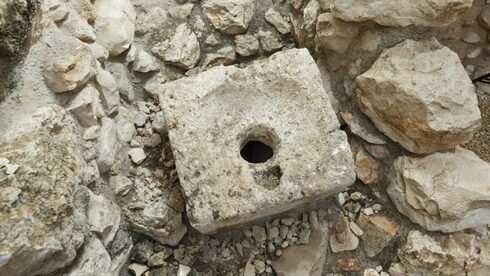 Una piedra de la Era de Bronce descubierta en la Ciudad de David en Jerusalén se ve notablemente similar a los baños modernos. 