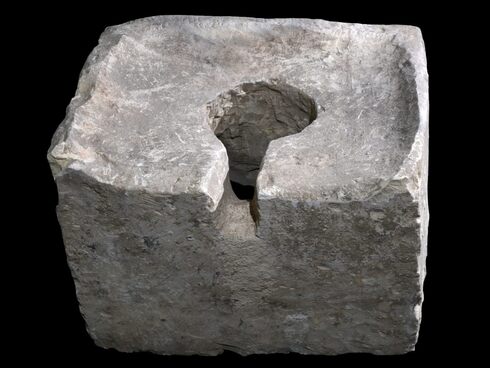 Un inodoro de piedra hallado dentro del templo del Santísimo Sitio de Laquis. 