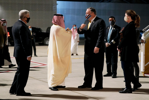 El secretario de Estado de Estados Unidos, Mike Pompeo, se despide de funcionarios sauditas antes de abandonar el país árabe.