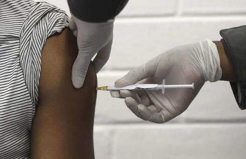 Un voluntario recibe la vacuna de AstraZenca en Johannesburgo, Sudáfrica. 