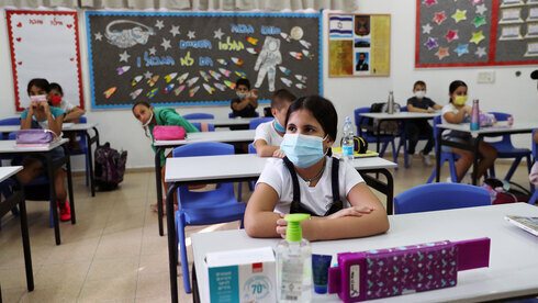 Studantes vestindo máscaras de proteção em uma escola não central de Israel. (Reuters) ano