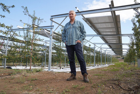 Shlomo Revach, agricultor pionero en la utilización de estas huertas solares. 