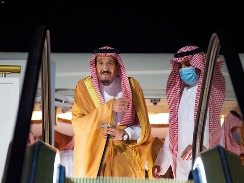 El rey saudí Salman llegando al aeropuerto de Neom. 