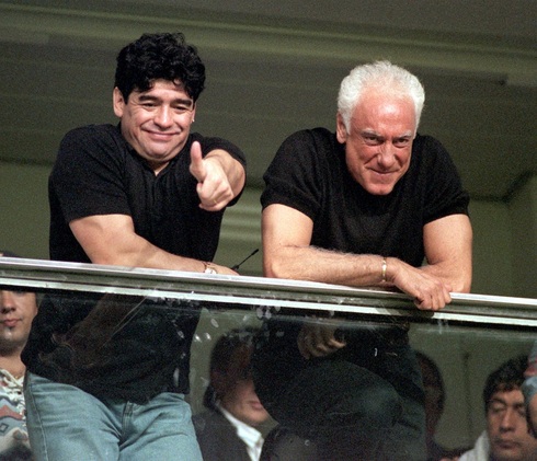 Guillermo Cóppola, histórico representante de Maradona, junto a él en el palco de la cancha de Boca Juniors. 